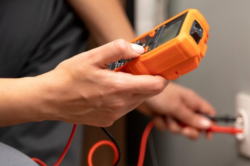 Як виміряти напругу в розетці в домашніх умовах