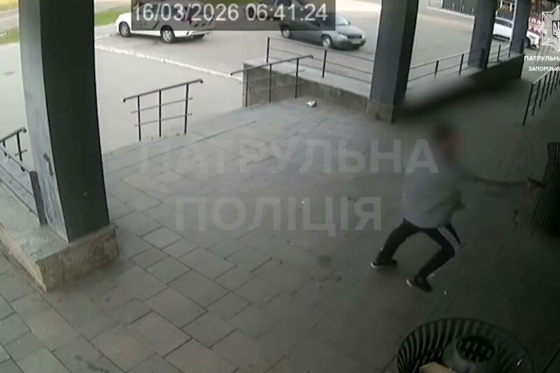 Поліцейський застосував табельну вогнепальну зброю для відбиття нападу: обставини встановлюються