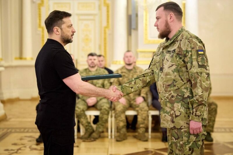 Володимир Зеленський вручив державні нагороди з нагоди Дня українського добровольця