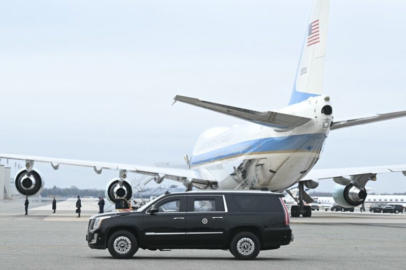 Біля літака Трампа помітили невідомий дрон