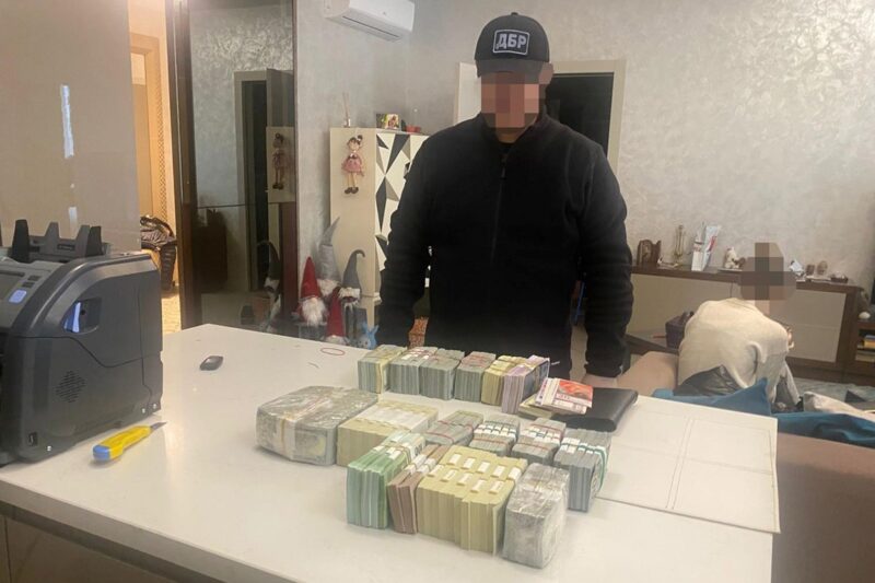 ДБР: Підприємець дав неправдиві свідчення, щоб “відбілити” чиновницю