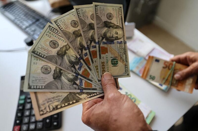 Долар і євро подешевшали в обмінниках