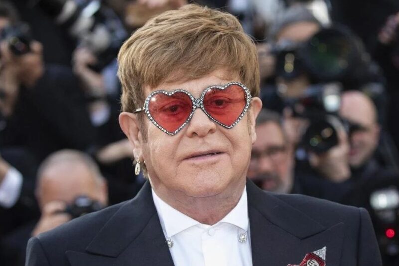 Елтон Джон показався з чоловіком і синами на новому портреті