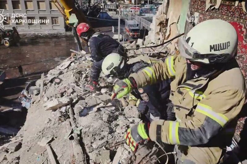 У Харкові тривають пошуково-рятувальні роботи на місці російського ракетного удару