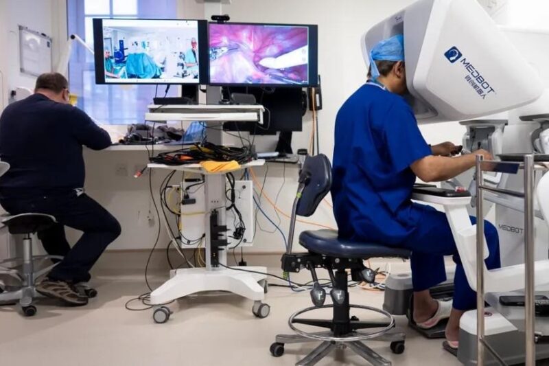 Хірург з Лондона прооперував пацієнта на відстані 2400 кілометрів