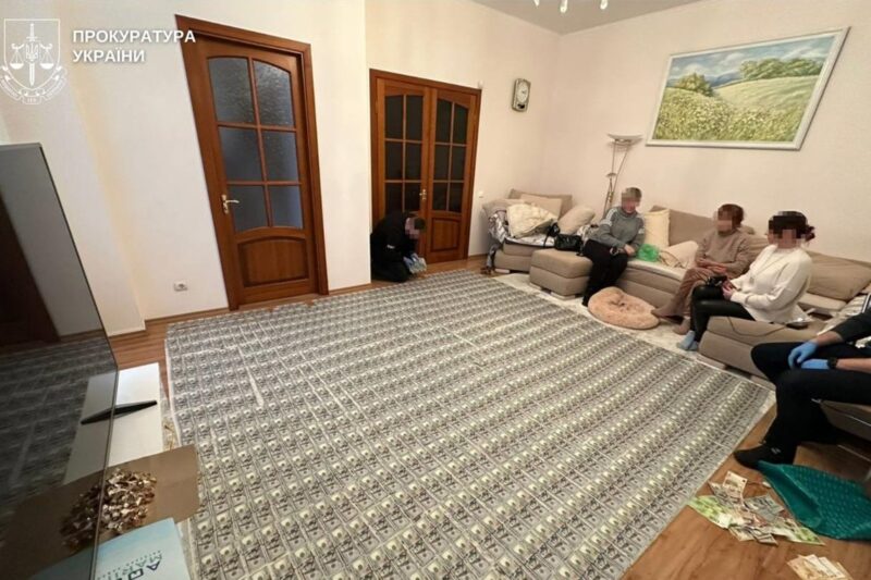 Килим із доларів: у Вінниці лікарки торгували фальшивою інвалідністю