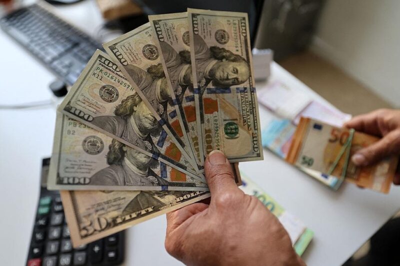 Курс долара злетів до нового рекорду в Україні