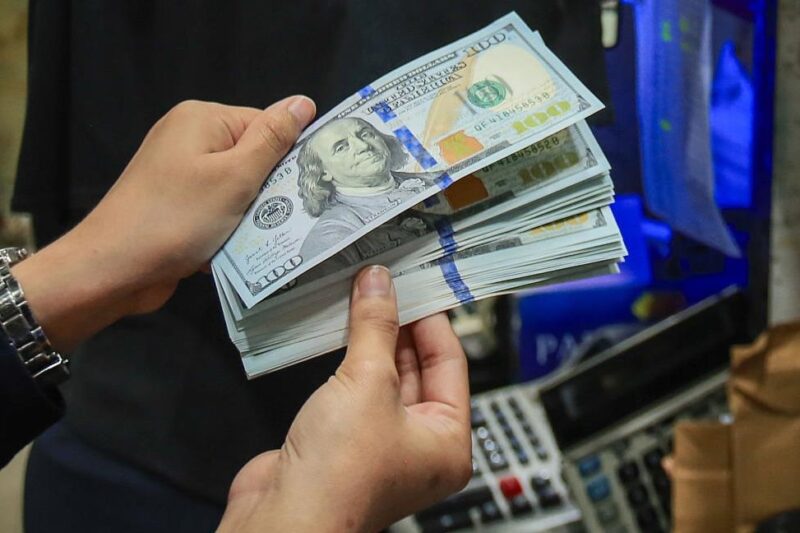 Курс гривні зміцнюється на початку тижня