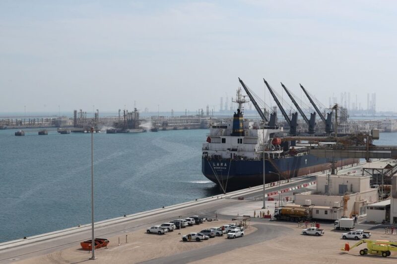 На Близькому Сході припиняють роботу нафтові та газові об’єкти