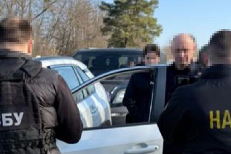 На Буковині викрито суддю, який підмовляв адвоката дати хабар