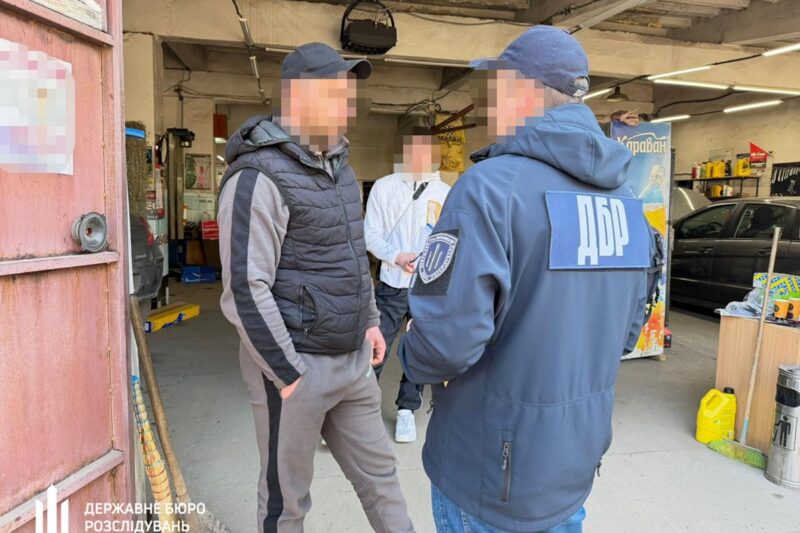 На Буковині військові працювали на ринку і СТО замість служби