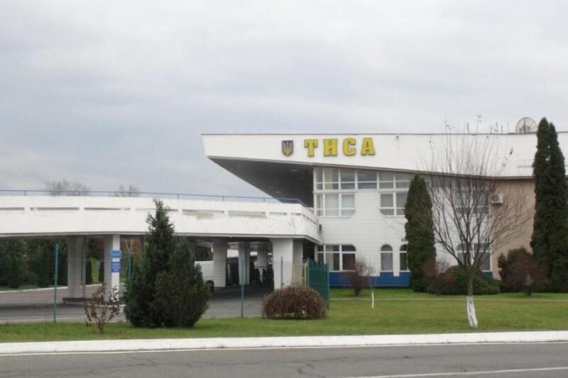 На кордоні з Угорщиною через один з КПП призупинено пропуск