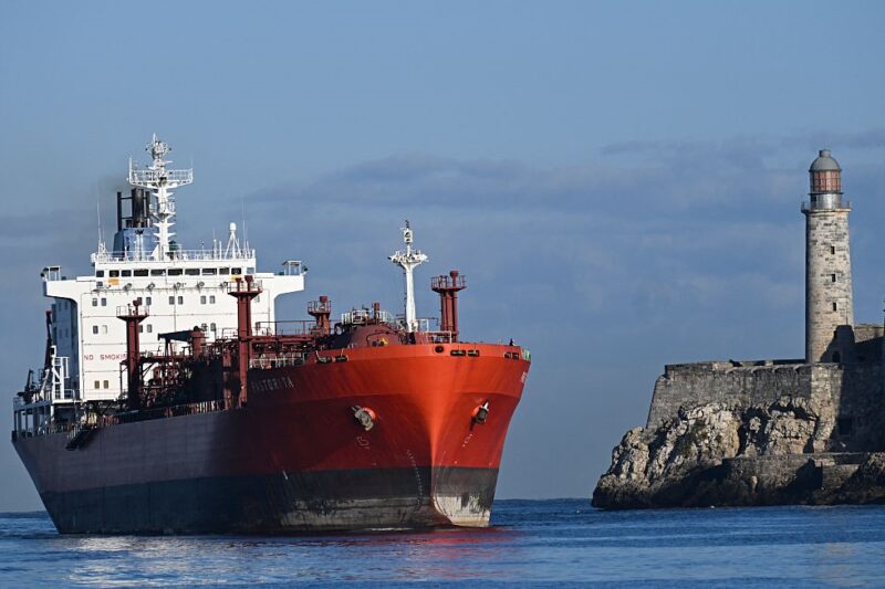 На Кубу доправили 100 тисяч тонн російської нафти