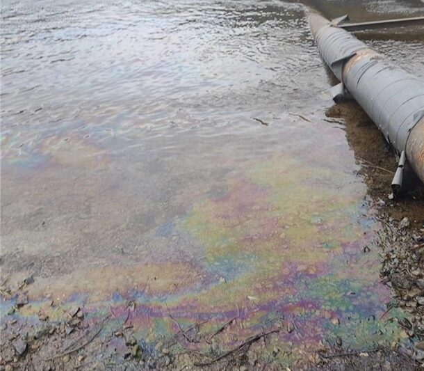 Наслідки атаки РФ: нафтові плями у Дністрі виявили в трьох областях