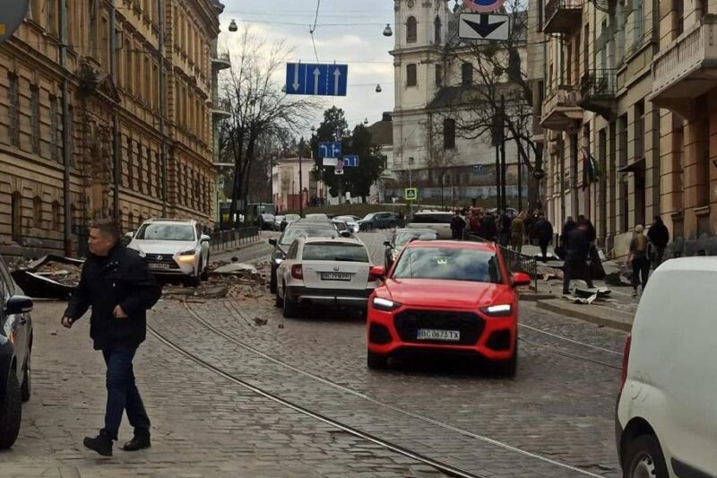 Обстріл Львова: є нові влучання, кількість постраждалих зросла