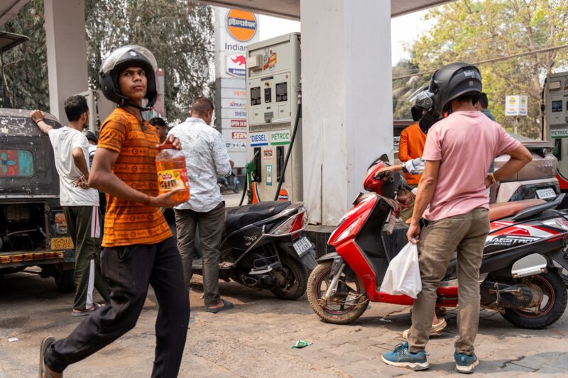 Перехід на “дистанційку”. Світ економить пальне