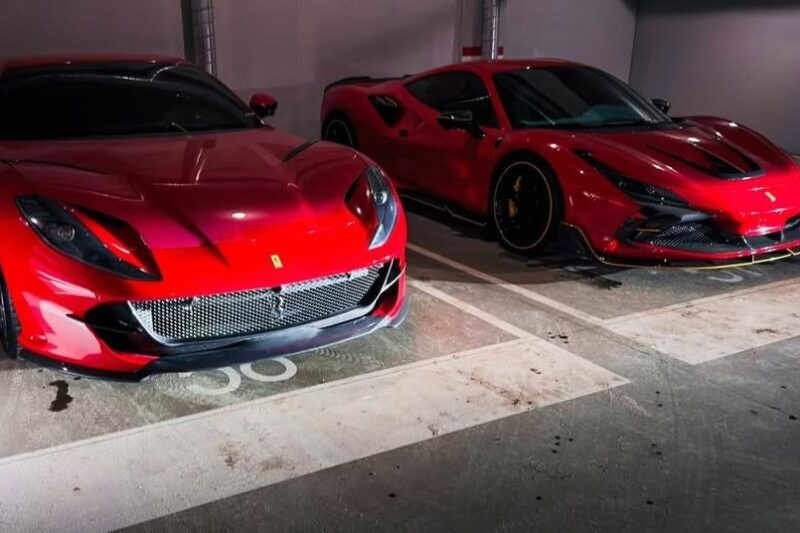 Понад $500 000. У Києві помітили паркінг з ексклюзивними Ferrari
