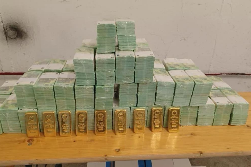 Постріл собі в ногу: що чекає на Орбана після крадіжки грошей Ощадбанку