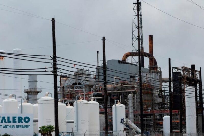 Потужний вибух стався на нафтопереробному заводі у США