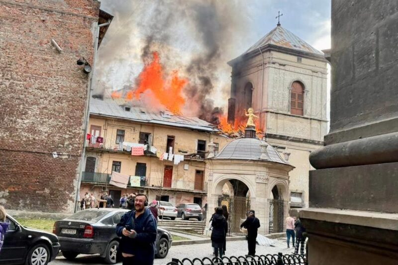 Росіяни поцілили у центр Львова, є поранені