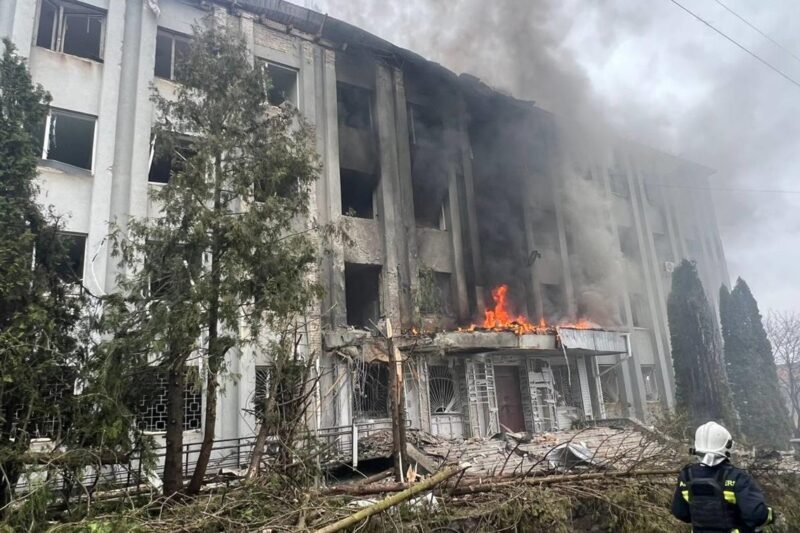 Росіяни вдарили дроном по будівлі ТЦК в Сумах