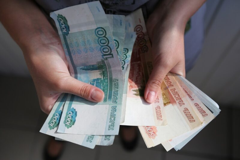 Росіяни за місяць винесли з банків більше трильйона рублів готівкою