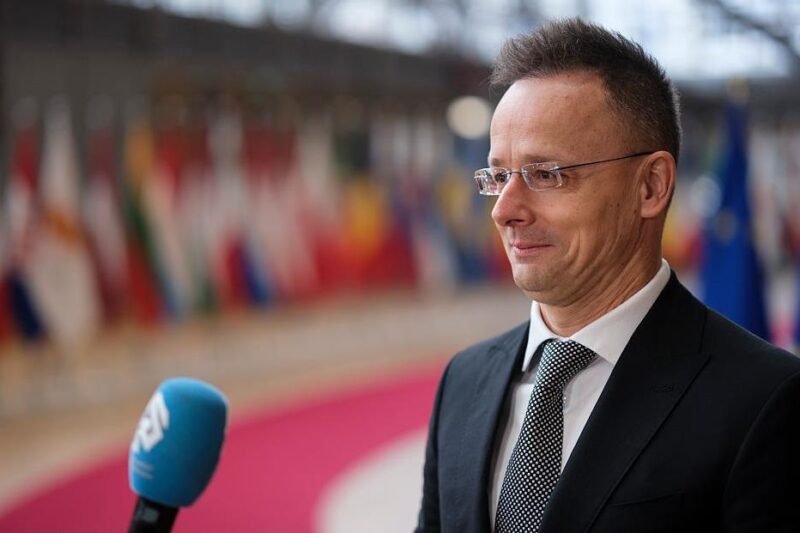 Сійярто примарилися “гроші української військової мафії” в Угорщині