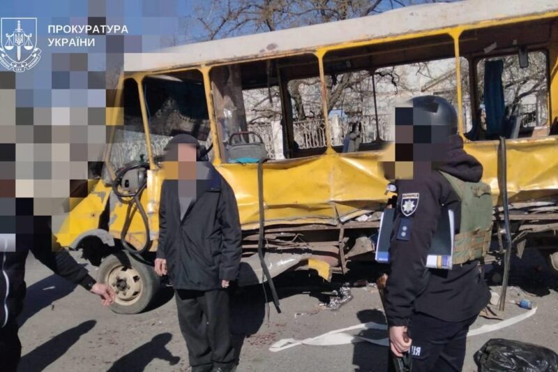 У Херсоні дрон атакував маршрутку, 10 поранених