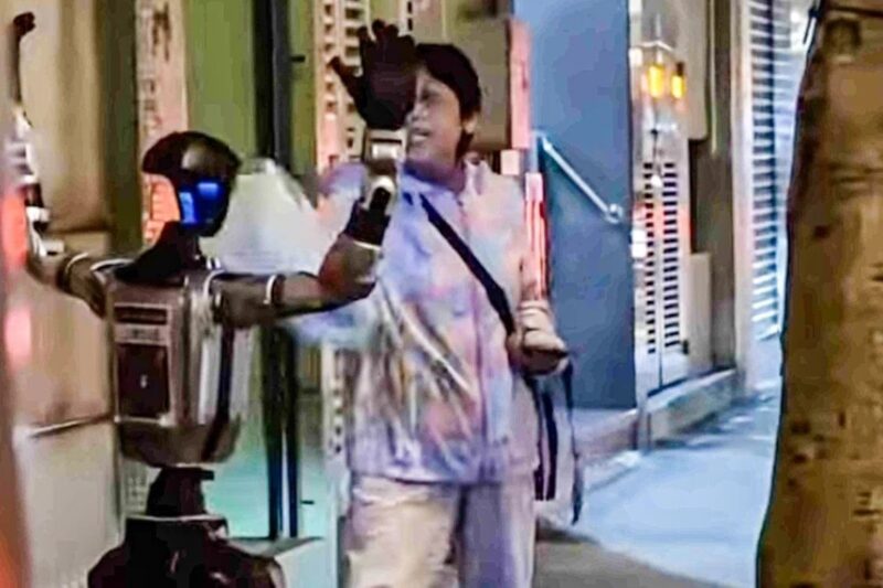 У Китаї поліція заарештувала людиноподібного робота