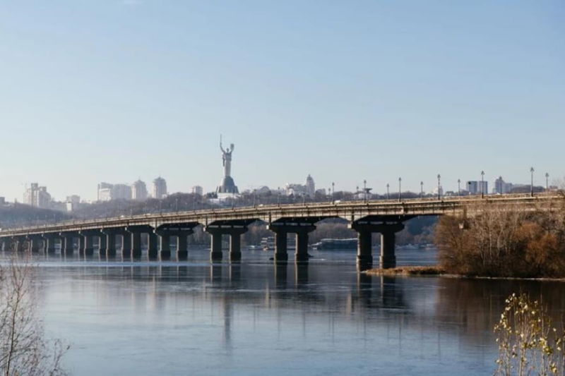 У Києві перевірили міст Патона та відповіли, чи безпечно ним їздити
