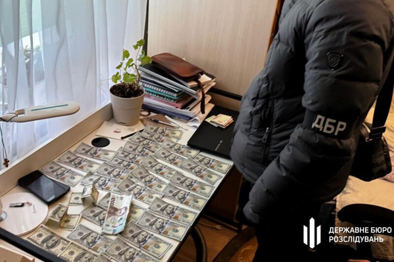 У Києві військовий продав два автомати Калашникова