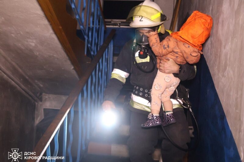 У Кропивницькому врятували 6 людей під час пожежі в багатоповерхівці