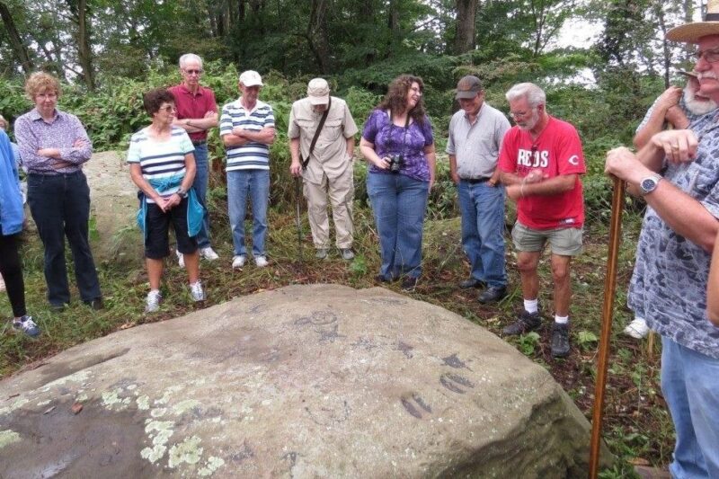 У США знайшли 1000-річну скелю з загадковими слідами