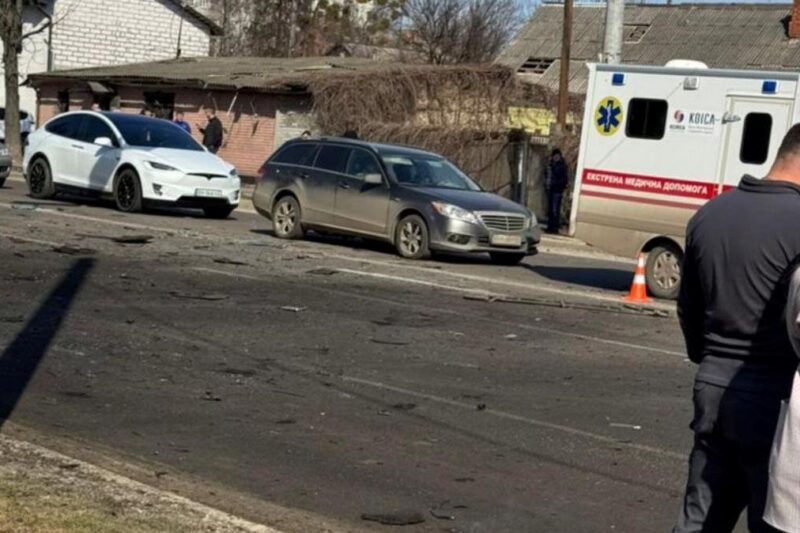 У Сумах дрон влучив у дорогу: пошкоджені авто, є поранені