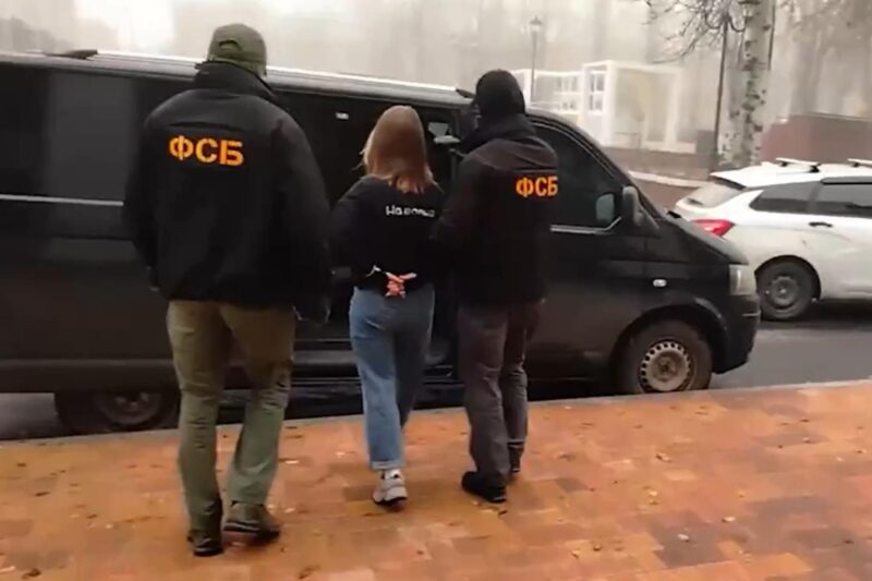 У Волновасі росіяни затримали 18-річну українку “за державну зраду”