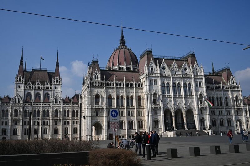 Угорщина “узаконила” арешт грошей і золота України