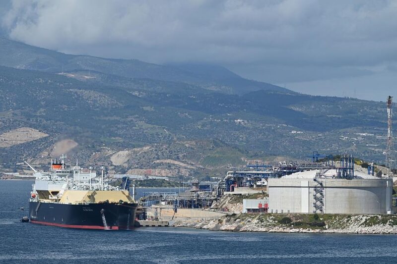 Україна домовляється з Грецією про постачання дизелю та газу