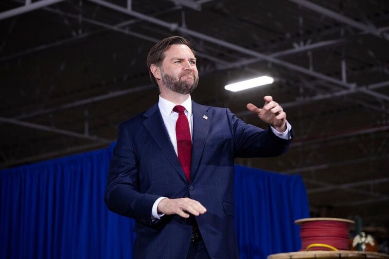 Уряд Угорщини анонсував візит Венса перед виборами