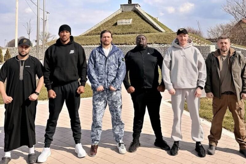 Усик прокоментував поїздку з Джошуа в Україну: Сильний батон