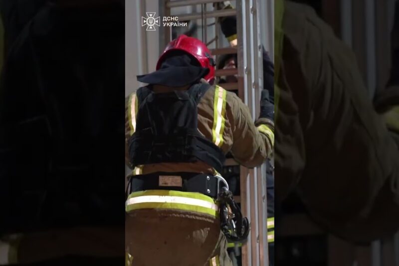 Ніч у Сумах. Удар росіян по цивільних. Там, де вогонь і руйнування, — там наші рятувальники.