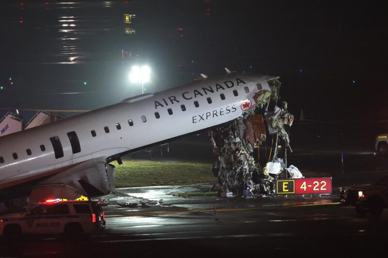 В аеропорту Нью-Йорка літак врізався у вантажівку