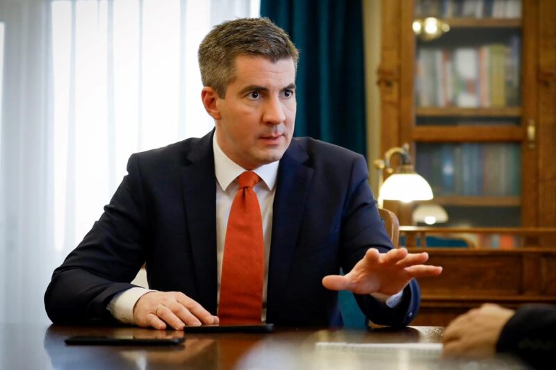 В Орбана готуються надовго “затримати” викрадені гроші Ощадбанку