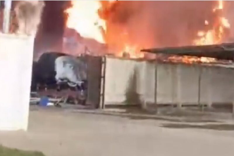 Вітер “збільшив” пожежу на нафтобазі в РФ