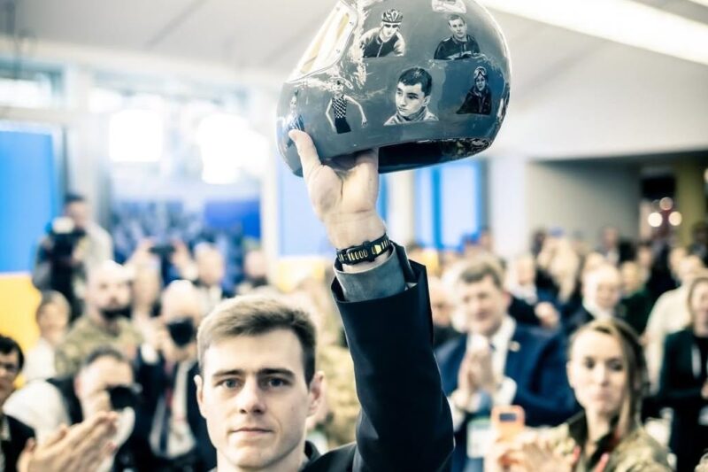 Владислав Гераскевич подарував вишиванку Бену Стіллеру