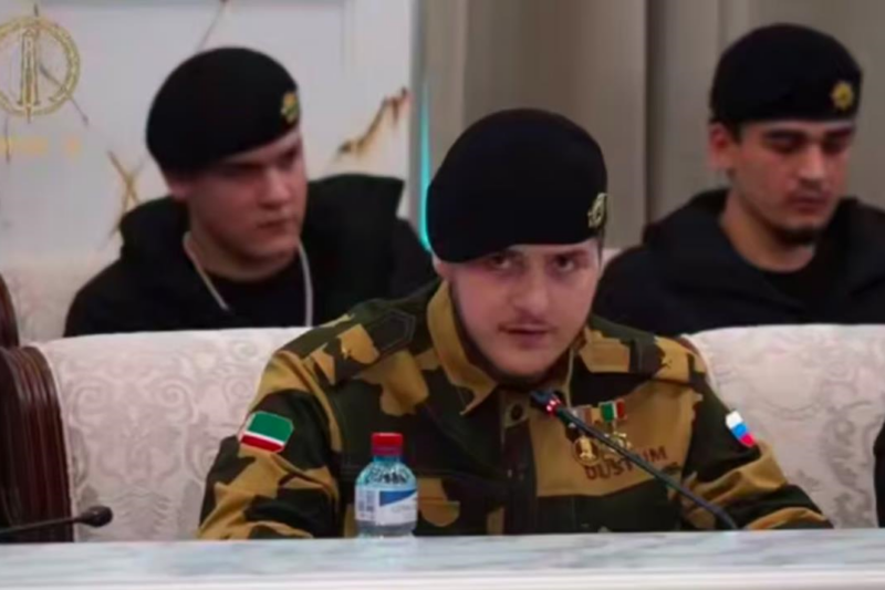 Вперше після ДТП: 18-річний син Кадирова засвітив на публіці погони майора
