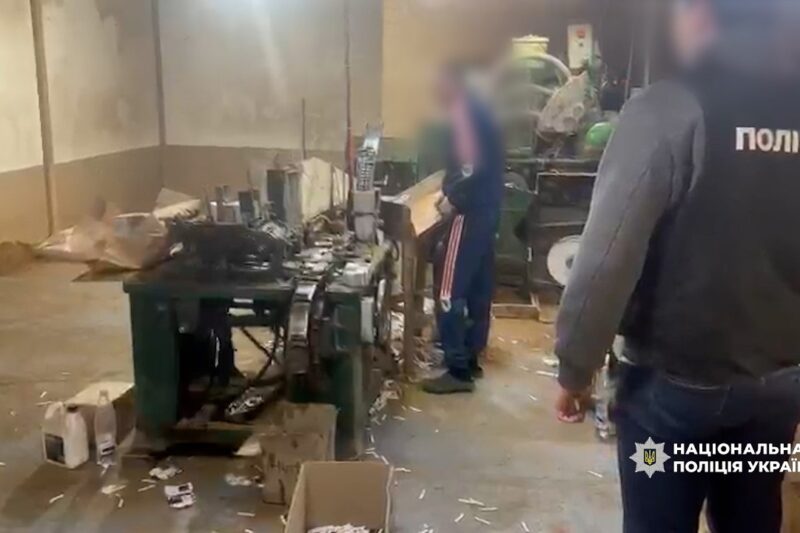 ДСР ліквідував підпільну тютюнову фабрику з виробництвом до 50 тисяч пачок сигарет на добу