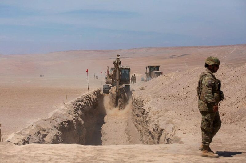 “Захист від нелегалів”: Чилі почала копати рів на кордоні з Перу