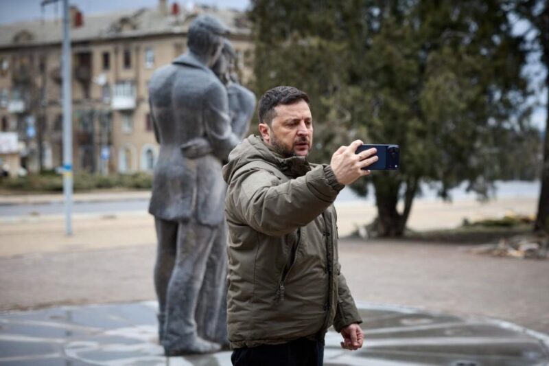 Зеленський прибув на Донбас і заявив про наступ РФ