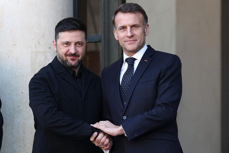 Зеленський приїхав у Париж для зустрічі з Макроном