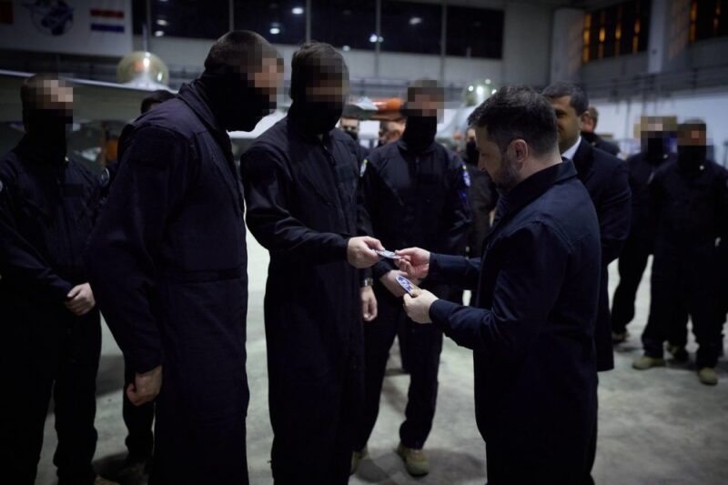 Зеленський у Румунії зустрівся з українськими пілотами F-16